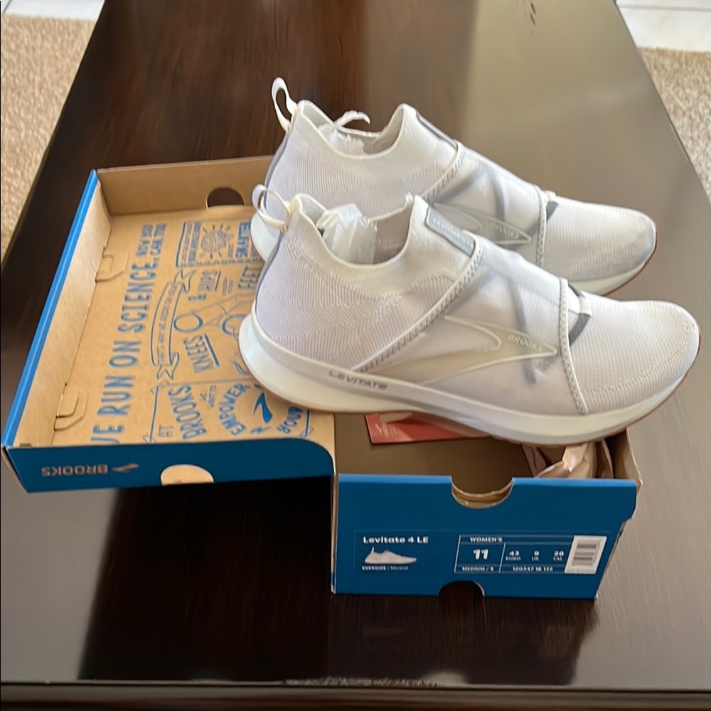 Brooks Levitate 4 LE White Running Shoes
